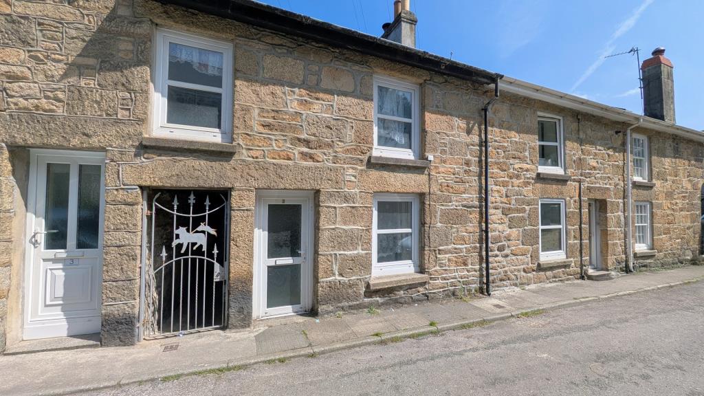 Lot: 106 - TWO-BEDROOM TERRACED COTTAGE FOR UPDATING - Front elevation